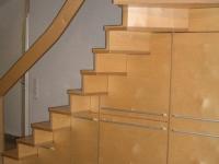 Holztreppe mit Unterschrank 