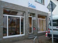 Fensterfront in weiß bei Geschäft 