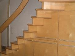 Holztreppe mit Unterschrank 
