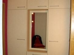 Schrank in weiß mit Spiegel 