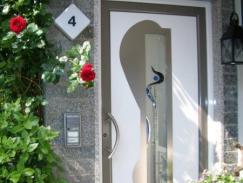 Haustür in weiß mit Milchglas-Lichtausschnitt mit Verzierung 