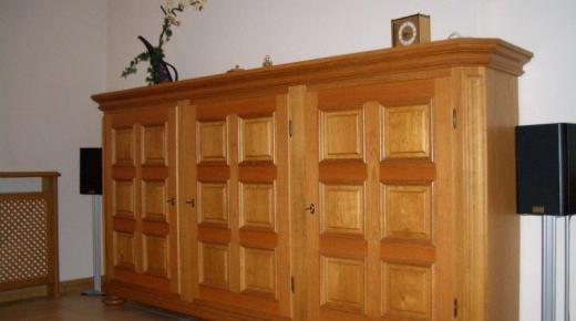 Holz-Kommode mit Ausschnitten