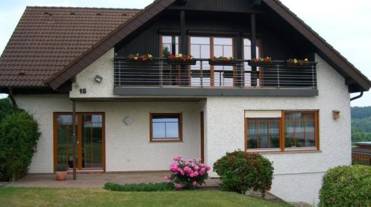 Holzfenster und -balkontür bei Einfamilienhaus