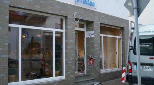 Fensterfront in weiß bei Geschäft