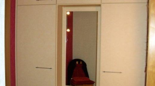 Schrank in weiß mit Spiegel